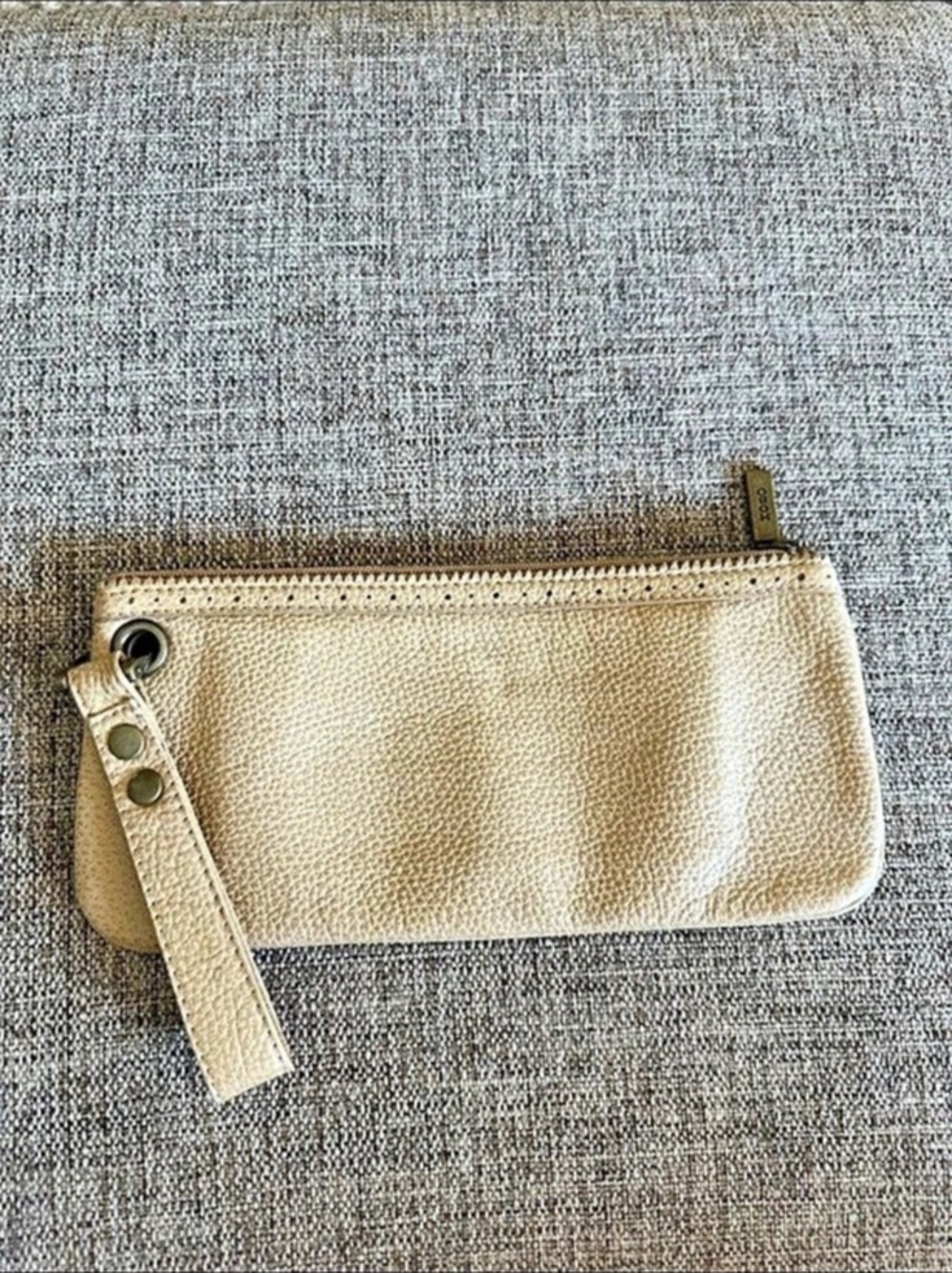 Hobo brand International tan pebbled leather wristlet wallet clutch